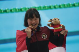 6633Bikin-Kejutan-Raih-Emas-di-Nomor-100-Meter-Gaya-Punggung-Putri--Flairene-Candrea--Medali-Ini-untuk-Indonesia