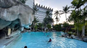 Pengunjung-berenang-di-kolam-di-Hotel-Danau-Toba