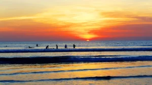 Surfing-di-Pantai-Batu-Belig