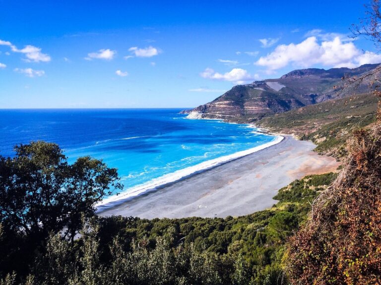 Keindahan Pantai Plage de Nonza: Surga Tersembunyi di Korsika