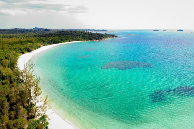 Keindahan Alam Pantai Long Beach di Pulau Belitung
