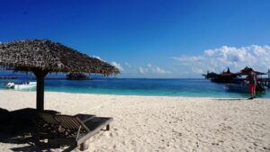 keindahan-pantai-dongyong-beach-di-pulau-mabul