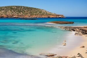 pantai-cala-comte-pantai-eksotis-di-pulau-ibiza
