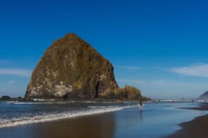 pantai-haystack-rock-keindahan-alam-yang-menawan-di-pantai