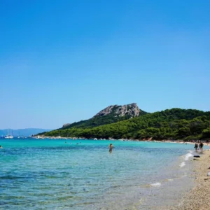 pantai-plage-notre-dame-keindahan-alam-dan-suasana-tenang