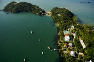 pantai-praia-de-bombinhas-keindahan-alam-yang-menawan