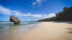 pantai-wreck-beach-pesona-pantai-tersembunyi-di-indonesia