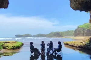 pesona-pantai-madasari-surga-tersembunyi-di-garut