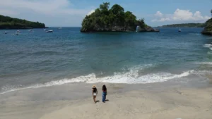 keindahan-dan-pesona-pantai-teluk-crystal-di-bali