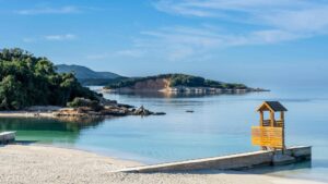 keindahan-pantai-borsh-surga-tersembunyi-di-albania