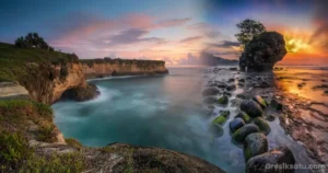 keindahan-pantai-cantik-dan-air-papan-yang-menawan