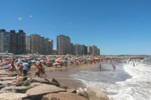 keindahan-pantai-plage-miramar-surga-pantai-yang-menawan