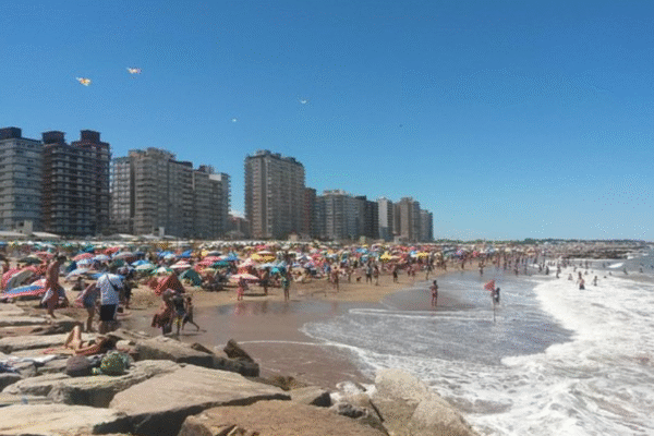 Keindahan Pantai Plage Miramar: Surga Pantai yang Menawan