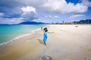 keindahan-pantai-serasa-beach-di-pulau-serasa-riau