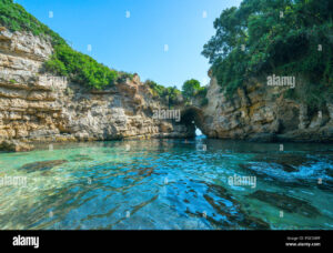 pantai-bagni-regina-giovanna-surga-tersembunyi-di-italia