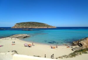 pantai-cala-comte-di-ibiza-keindahan-alam-dan-pasir-putih