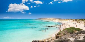 pantai-elafonissi-surga-pantai-berpasir-putih-di-kreta