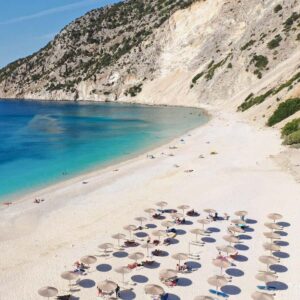 pantai-myrtos-keindahan-alam-yang-menawan-di-pulau-kefalonia