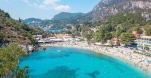 pantai-paleokastritsa-keindahan-alam-dan-pesona-laut-biru