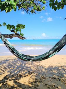 pantai-plage-naturiste-surga-pantai-untuk-pecinta-alam