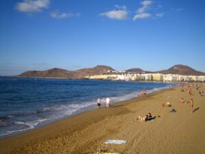 pantai-playa-de-las-canteras-di-gran-canaria-keindahan-alam-tropis