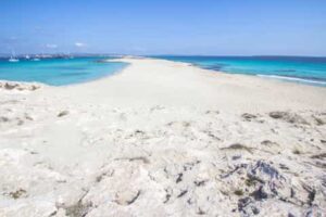 pantai-playa-de-ses-illetes-di-formentera-surga-pantai-yang-menawan