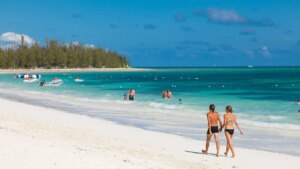 eksplorasi-keindahan-pantai-taino-beach-di-bahama