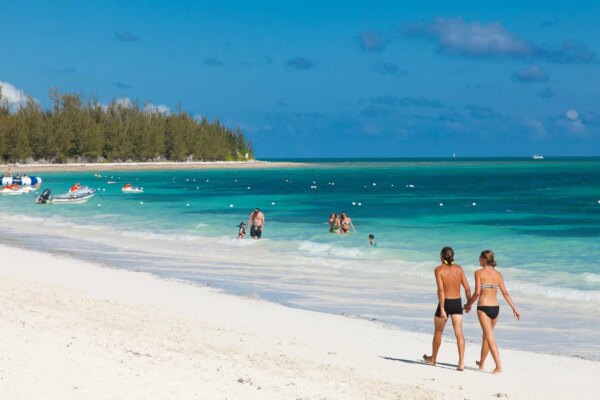 Eksplorasi Keindahan Pantai Taino Beach di Bahama