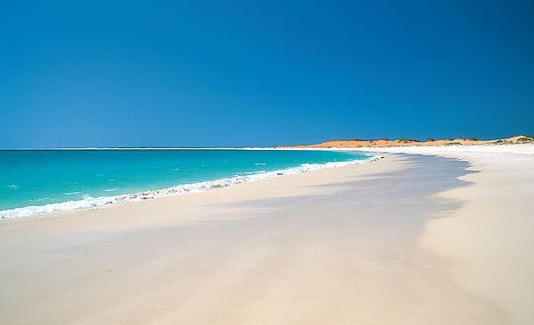 Keindahan Pantai Cable Beach di Australia yang Menawan