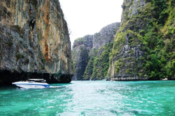 Pantai Ao Nang: Surga Tersembunyi di Pantai Krabi