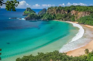 pantai-baia-do-sancho-surga-tersembunyi-di-pulau-fernando-de-noronha