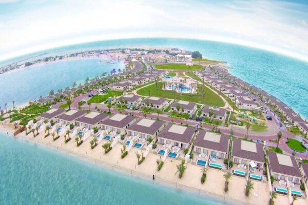 Pantai Half Moon Beach: Keindahan Alam dan Pesona Alamnya