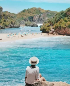 pantai-mona-di-hof-hatzuk-pesona-alam-yang-menenangkan