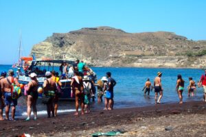 pantai-red-beach-di-santorini-keindahan-alam-yang-menawan