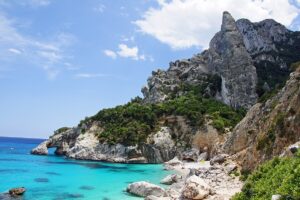 keindahan-pantai-cala-goloritze-di-sardinia-yang-menakjubkan