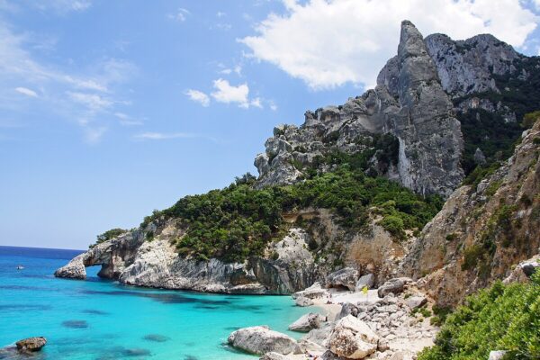 Keindahan Pantai Cala Goloritze di Sardinia yang Menakjubkan