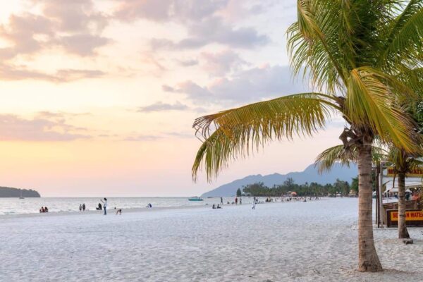 Keindahan Pantai Cenang: Surga Tropis di Langkawi
