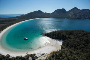 keindahan-pantai-wineglass-bay-di-tasmania-yang-menawan