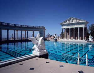 kolam-renang-neptune-di-hearst-castle-keindahan-ikonik-di-california