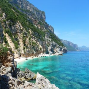 pantai-cala-mariolu-surga-tersembunyi-di-sardinia