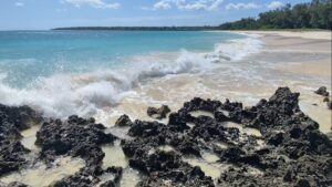 pantai-dueodde-pesona-pasir-putih-dan-laut-biru-yang-menawan