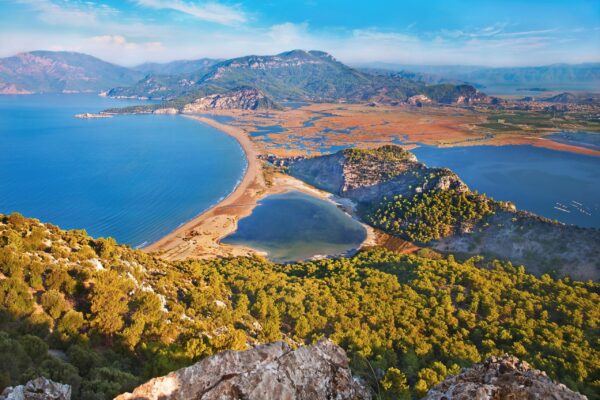 Pantai Iztuzu di Dalyan: Surga Alam yang Menawan di Turki