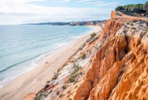 pantai-praia-da-falesia-keindahan-pasir-dan-tebing-di-algarve