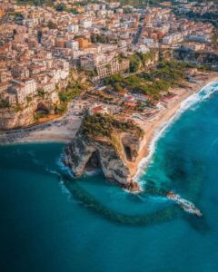 pantai-tropea-di-calabria-keindahan-alam-yang-menawan