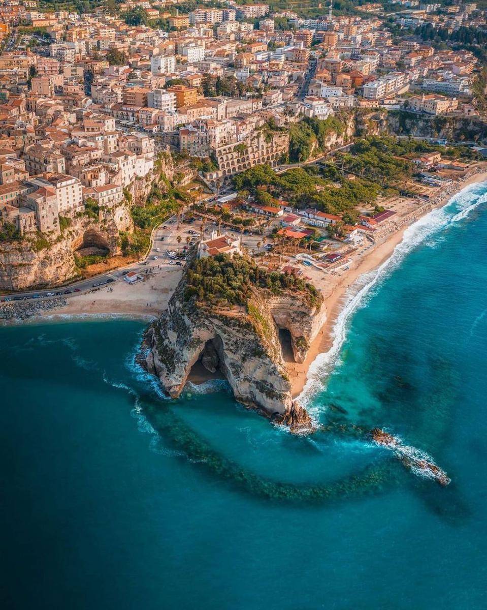 pantai-tropea-di-calabria-keindahan-alam-yang-menawan