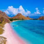 Keindahan Pantai Pantai Holiday Beach yang Menawan di Indonesia