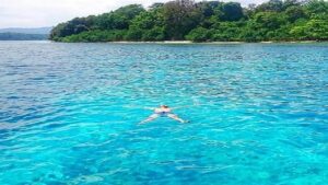 keindahan-pantai-saracen-bay-di-pulau-panaitan