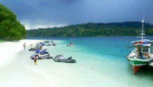 keindahan-pantai-tanjung-lesung-di-pulau-sumatera