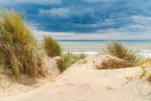 pantai-camber-sands-pantai-pasir-putih-yang-menawan-di-inggris