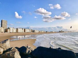 pantai-de-panne-pantai-pasir-putih-yang-menawan-di-belgia